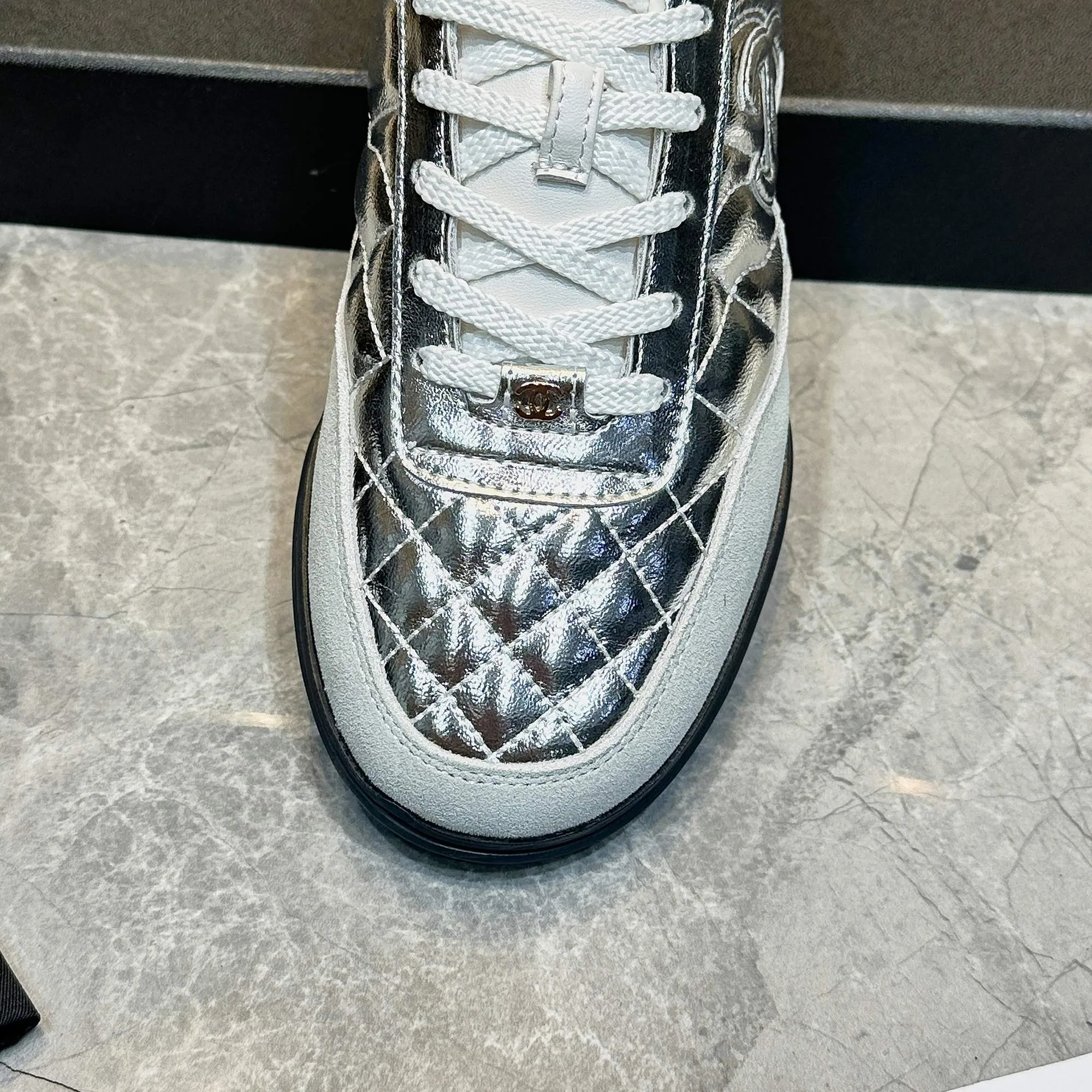 👟👟Ex-factory price 560👟👟 Chanel Chanel - 2024 counter top casual sports shoes This classic design; the upper is electro-embroidered with a variety of techniques; the outsole is fashionable and sporty; it is unusual to incorporate a variety of color matching elements... The diversified mix and match is very beautiful and versatile, casual, fashionable, sports and outdoor can be taken into account... ꫛꫀꪝ Go➫ Material: ❶Upper is made of: Original imported mixed-breed sheep ❷Inside made of: original imported breathable sheepskin ❸Outsole based on: original TPU outsole Full set of boutique packaging for women 35–41